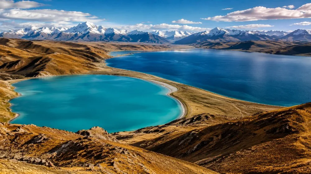 Der runde Süßwassersee Manasarovar neben dem sichelförmigen See Rakshastal, von den Hügeln aus gesehen