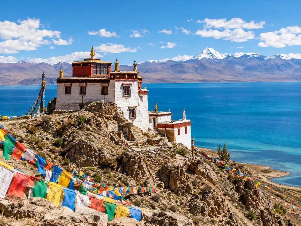 El monasterio Chiu Gompa en su colina sobre la orilla noroeste del lago Manasarovar
