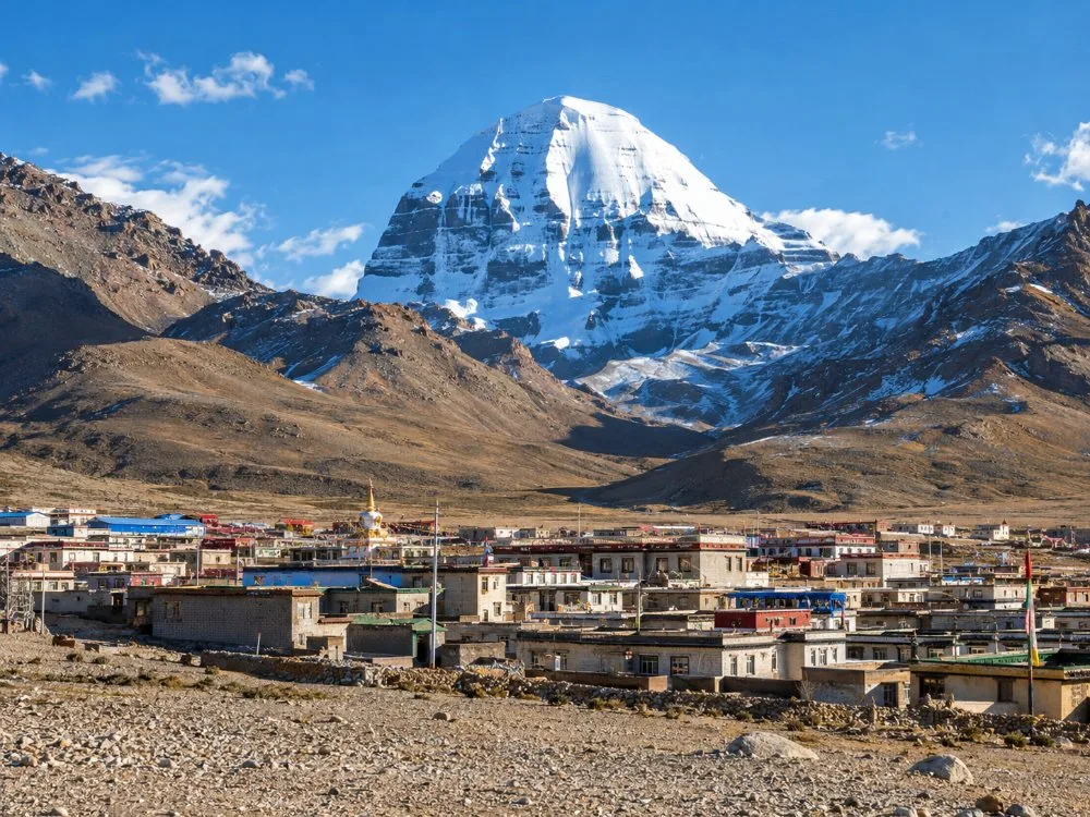 El pueblo de Darchen bajo la cara sur del monte Kailash