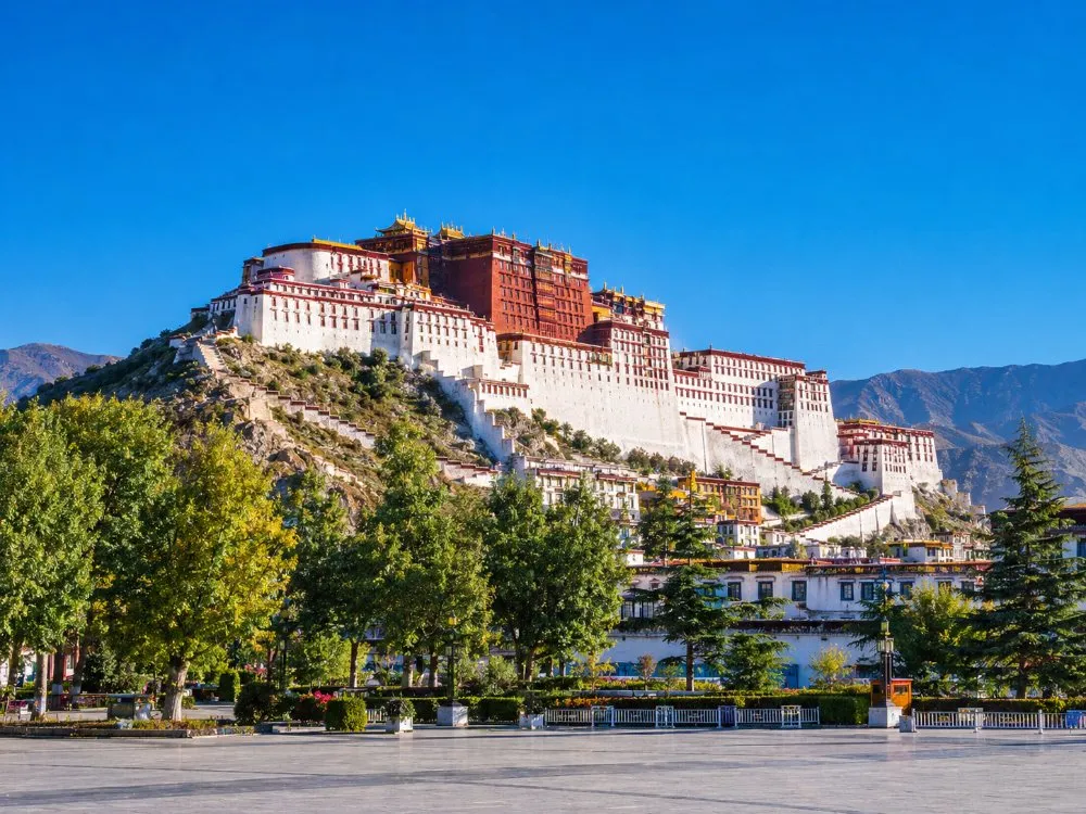 Der Potala-Palast in Lhasa auf seinem Hügel über der Stadt